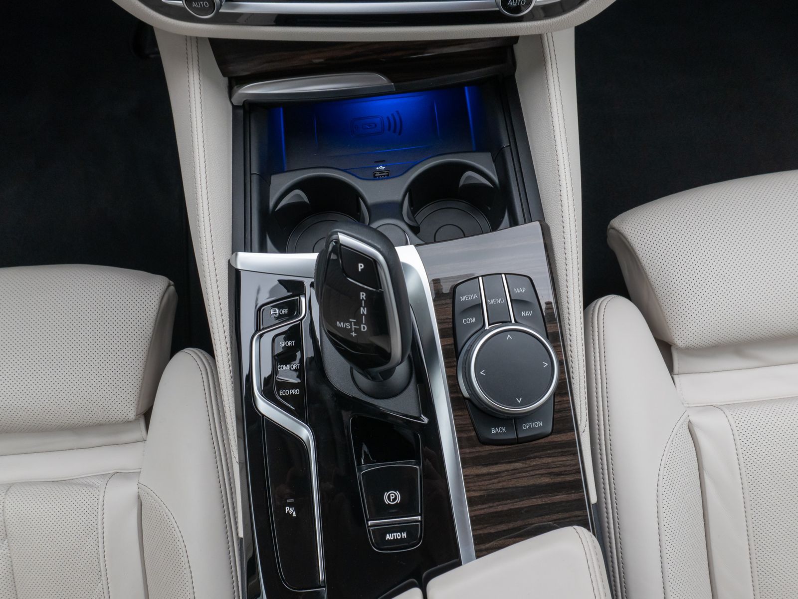 Fahrzeugabbildung BMW 530i Luxury Line Kamera Laser HUD DAB H/K SoftCL