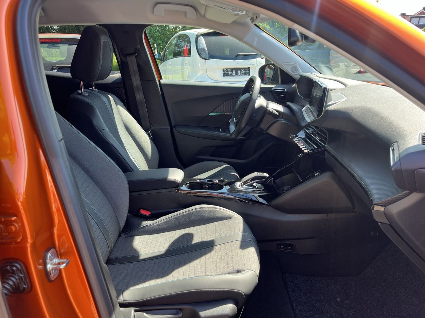 Fahrzeugabbildung Peugeot 2008 Allure Elektro 136 Navi CarPlay Temp.