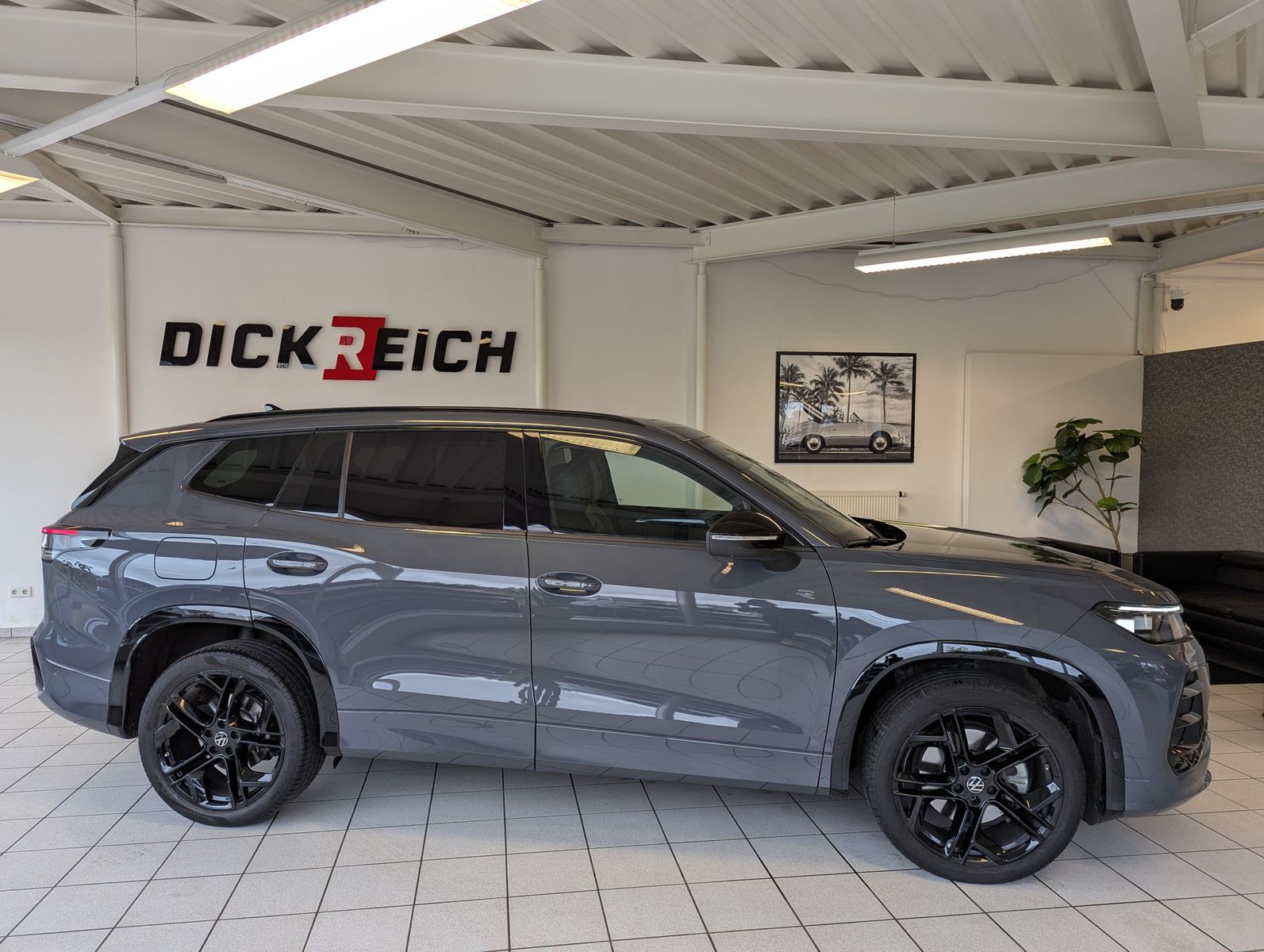 VW Tayron 2.0 R-Line Leder Launch Pano Black AHK 20 - Image 8