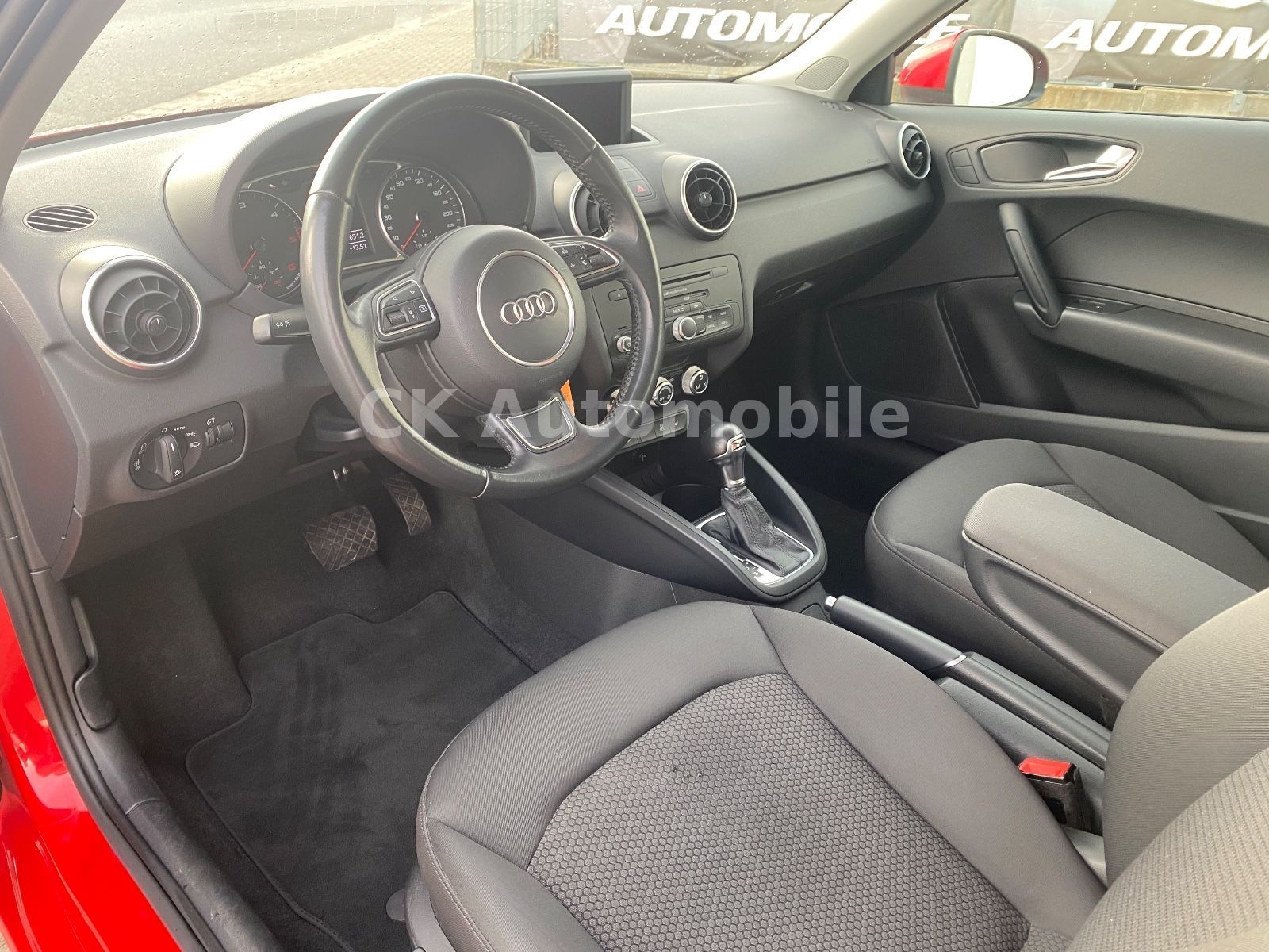 Fahrzeugabbildung Audi A1 Attraction 1.6 TDI DSG/Klima/Bi-Xenon/SHZ/PDC