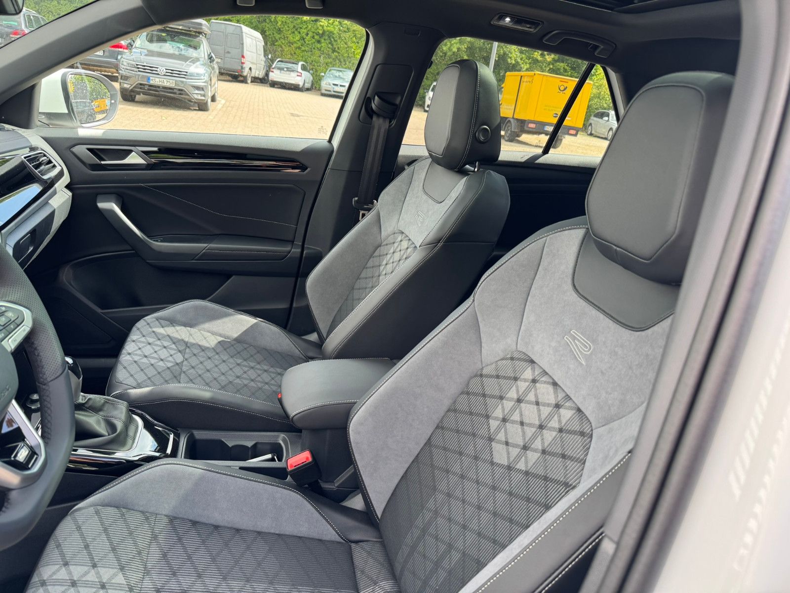 Fahrzeugabbildung Volkswagen T-Roc R-Line 1.5 TSI DSG AHK ACC