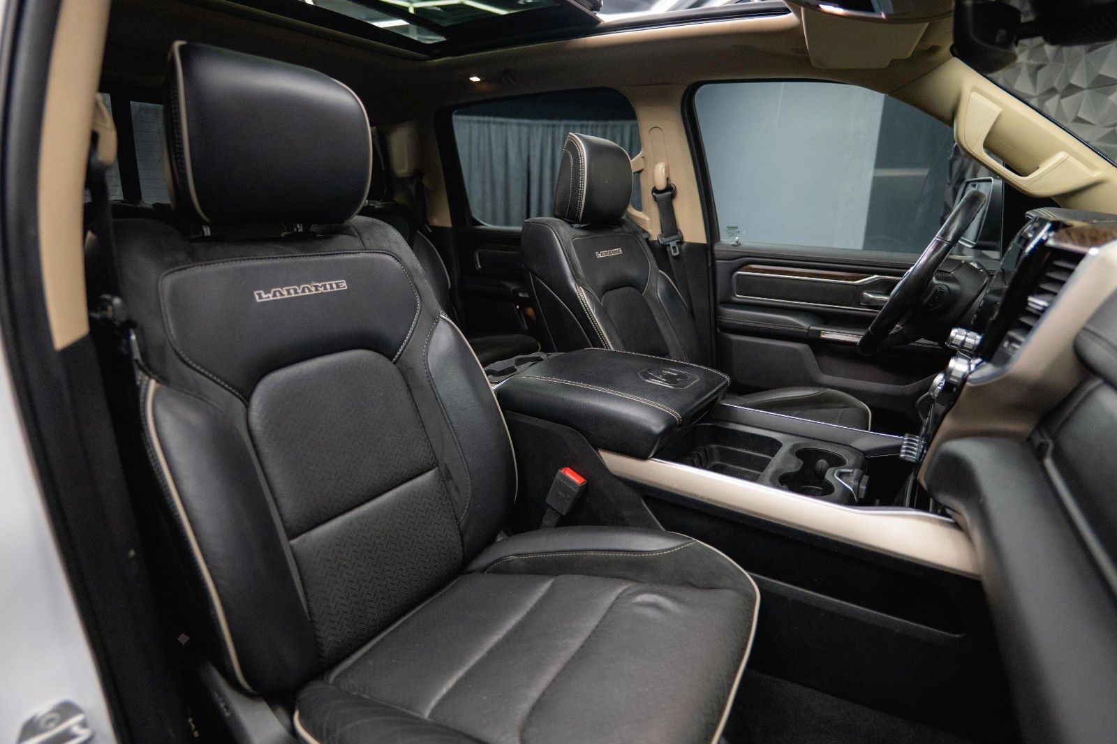 Fahrzeugabbildung Dodge RAM 5.7 V8 HEMI 4x4 LARAMIE LPG *Unfallfrei*Pano