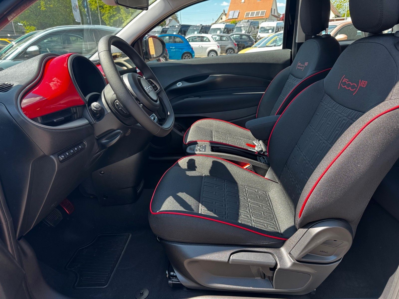 Fahrzeugabbildung Fiat 500e Hatchback MY25-RED 42kWh Kamera Sitzheizung