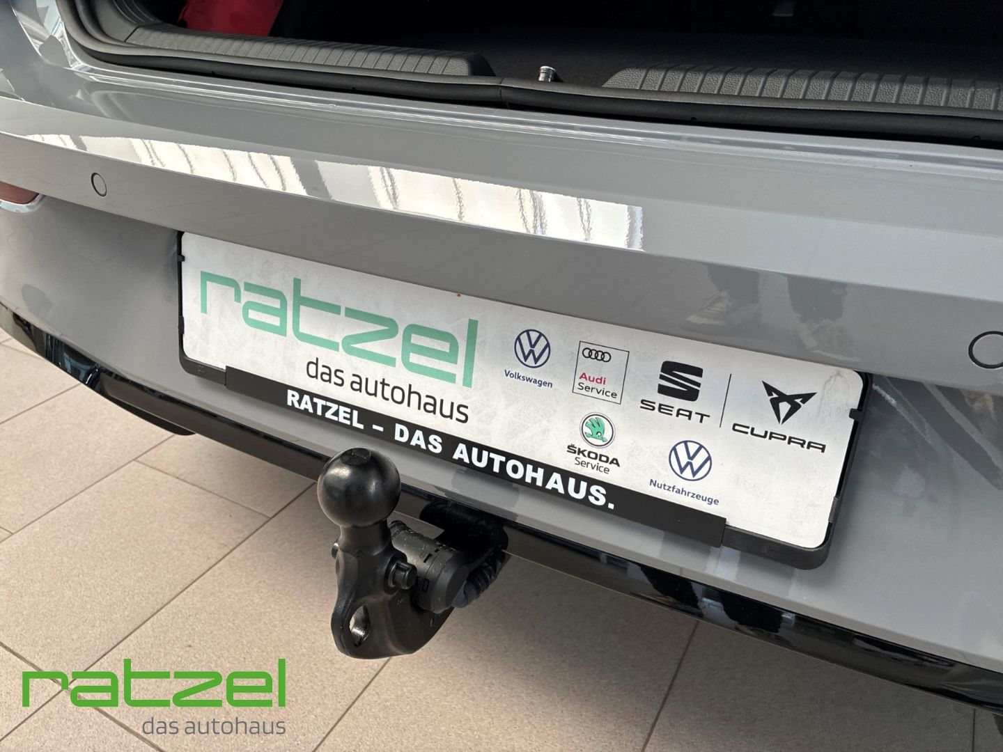 Fahrzeugabbildung Volkswagen Golf VIII R-Line AHK+3-Zonen Klima+IQ.LIGHT