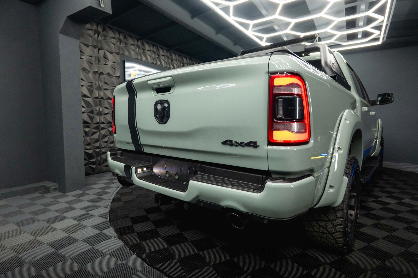 Fahrzeugabbildung Dodge RAM 5.7 V8 HEMI 4x4 OFFROAD Night-Edition *Pano*