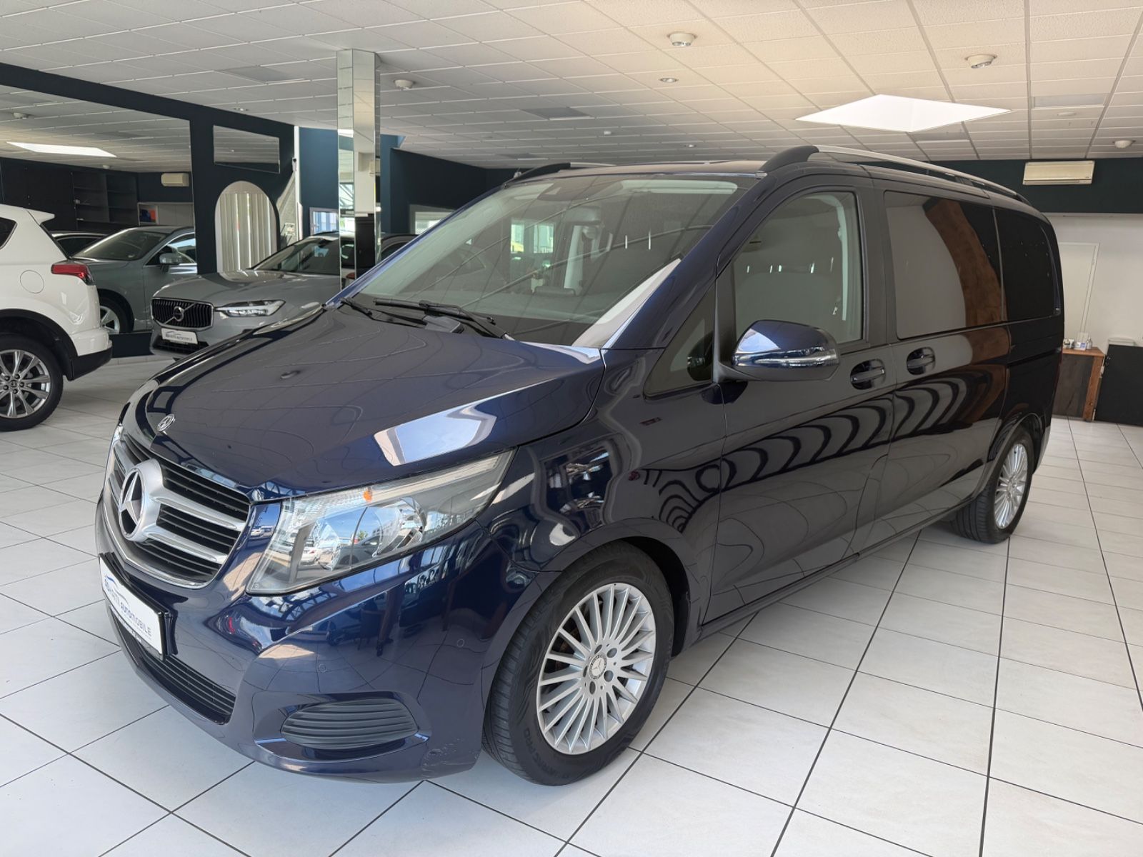 Mercedes V 220 - 1