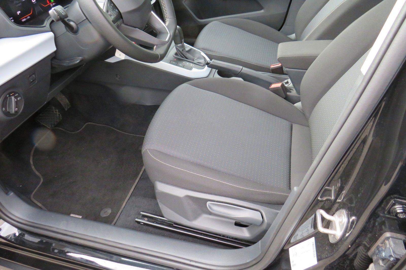 Fahrzeugabbildung SEAT Arona Style DSG LED NAVI DAB GRA PDC 1.HD