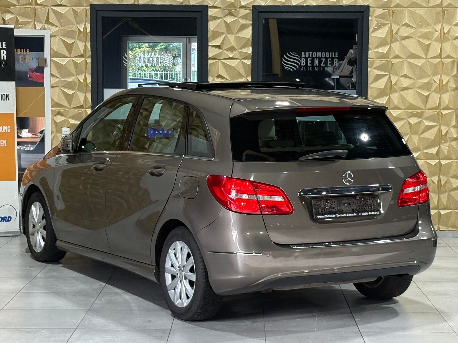 Fahrzeugabbildung Mercedes-Benz B 200/PANO/MEMORY/KLIMA/CAR-PLAY/2.HAND/KAMERA