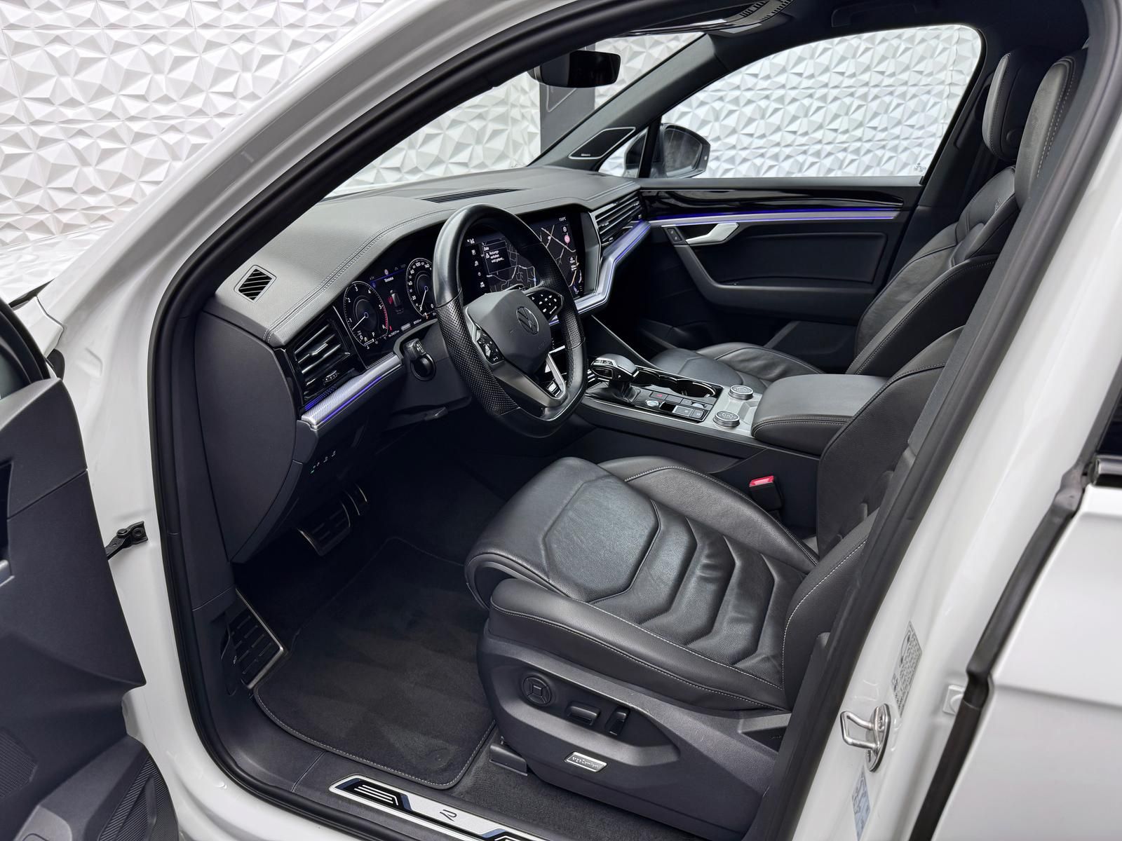 Fahrzeugabbildung Volkswagen 3.0 TDI*R-LINE*IQ*ALLRADLENK*DYNAUDIO*STANDHZ*AH