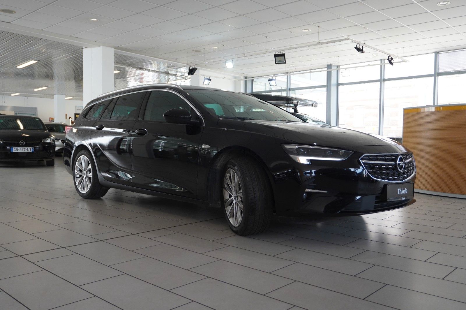 Fahrzeugabbildung Opel Insignia B ST 2.0D ELEGANCE 4X4 NAVI/HUD/BOSE/AH