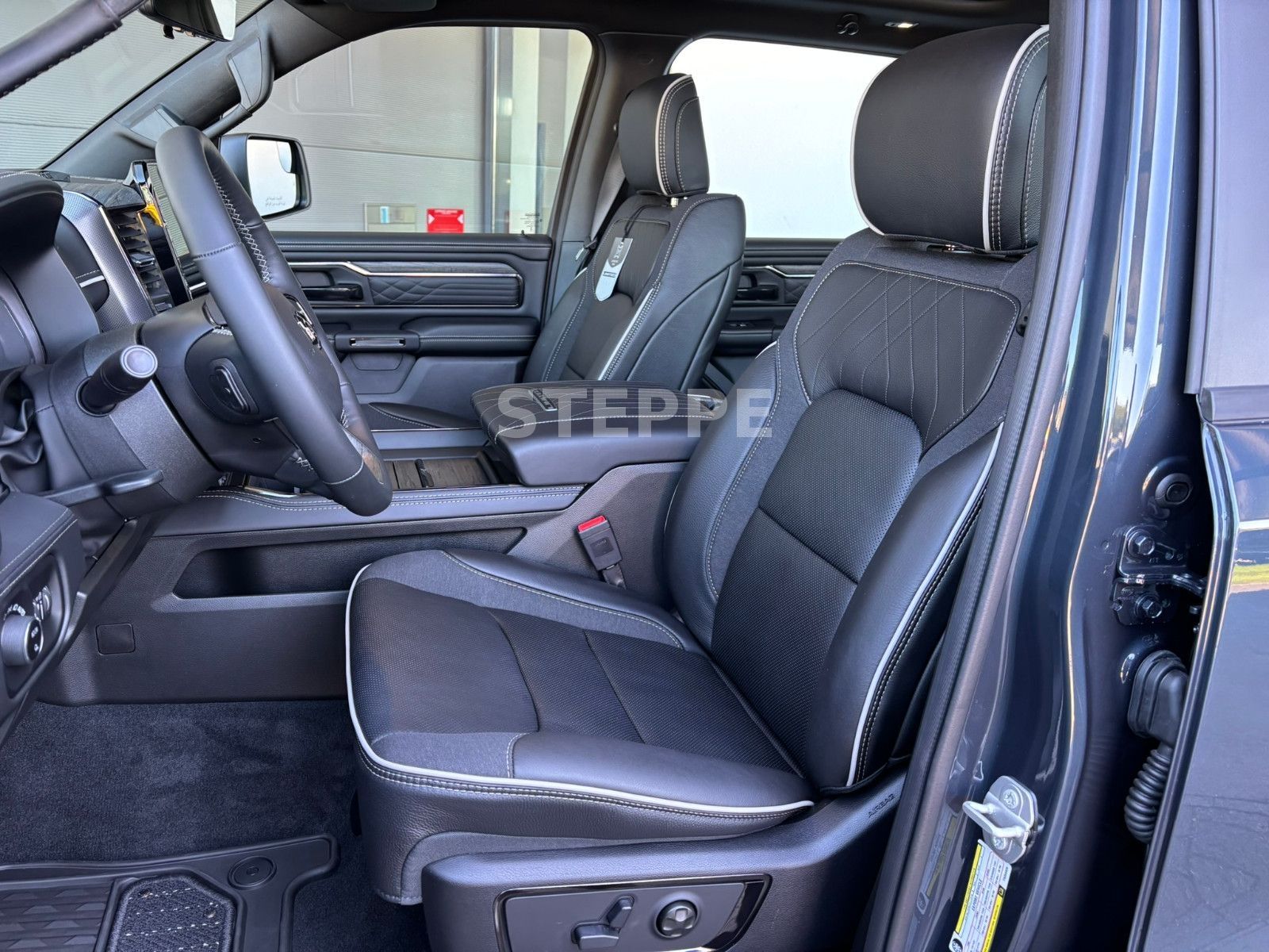 Dodge 2026 RAM 1500 Limited Night 5,7LV8 Rambox MWK