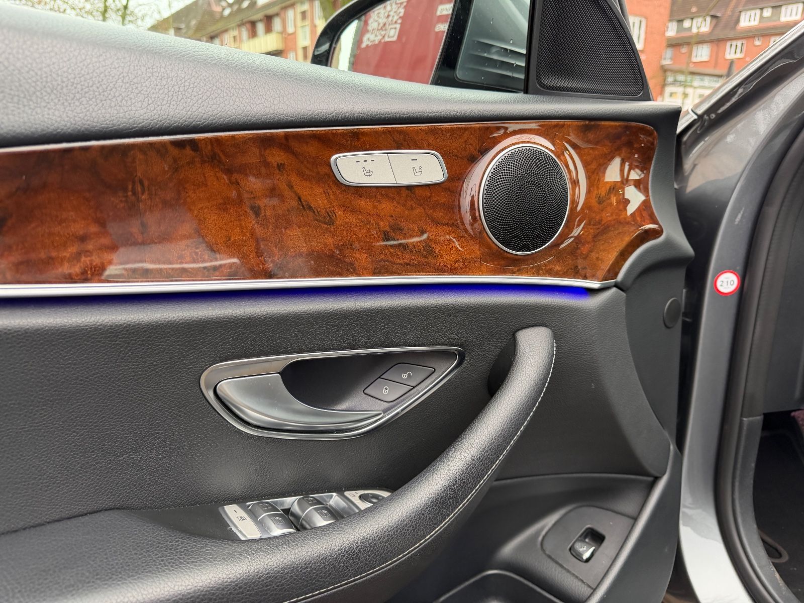 Fahrzeugabbildung Mercedes-Benz E 220d T Avantgarde LED*ACC*TEILLEDER*SHZ*AUTO