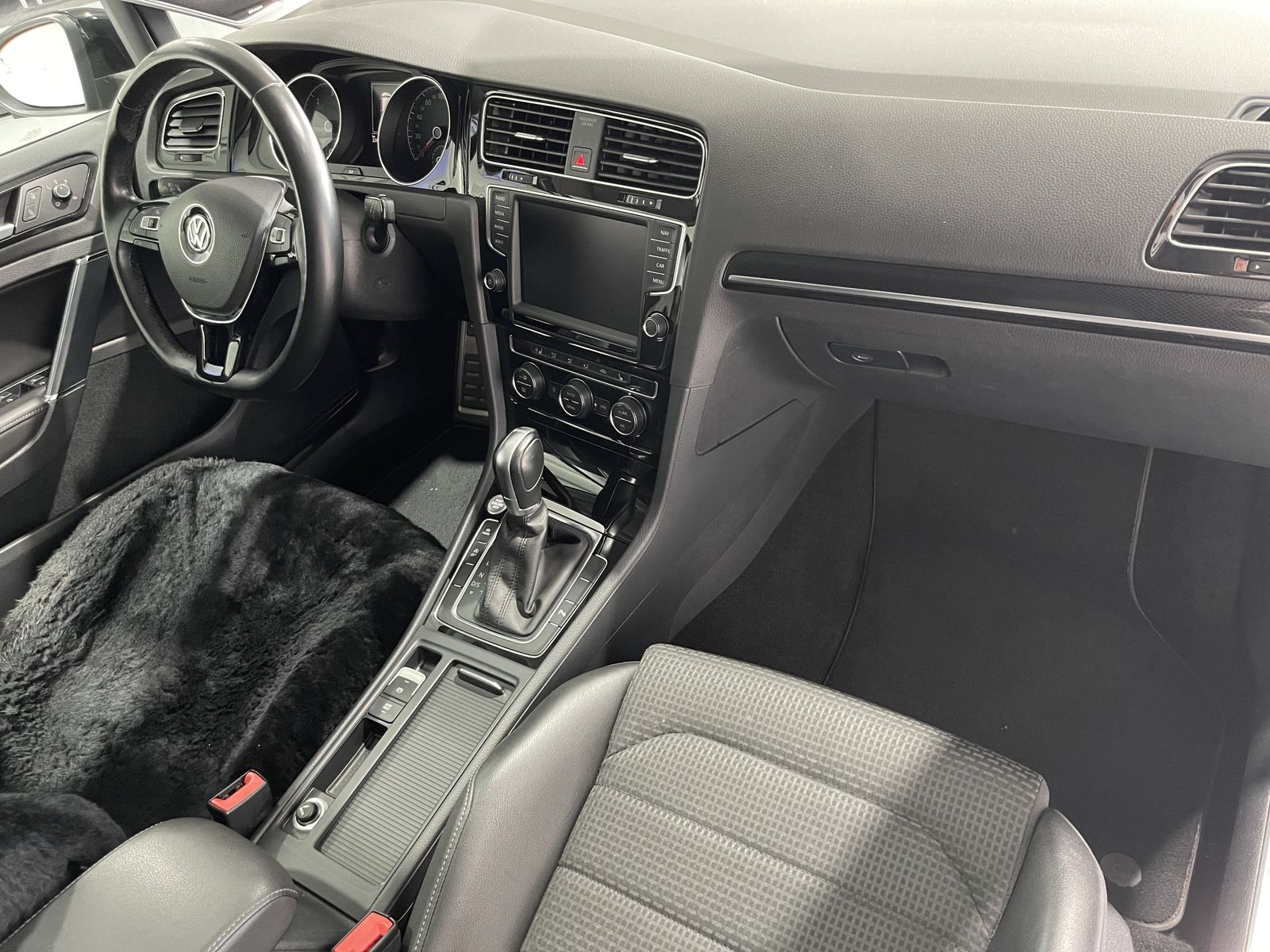 Fahrzeugabbildung Volkswagen Golf R-Line 2.0 TDI*SoftClose*LED*Cam*AHK*DVD*