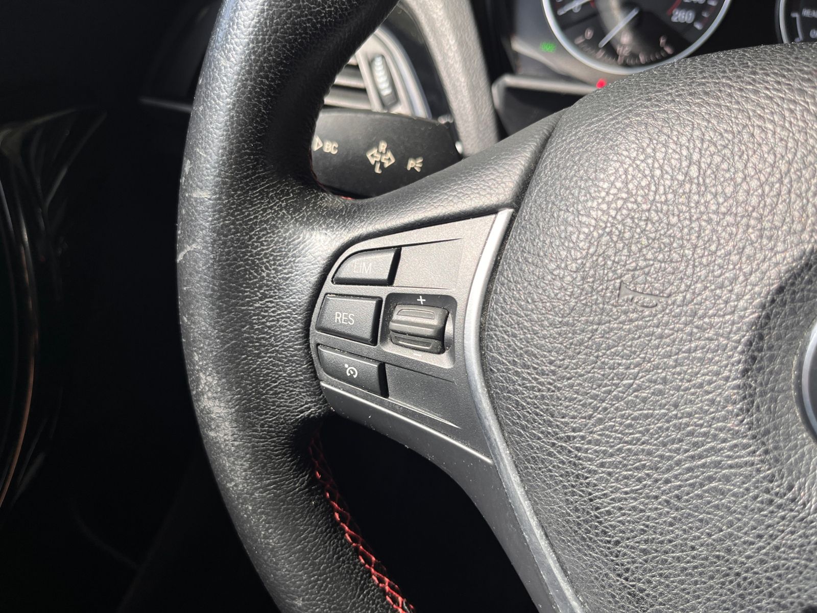 Fahrzeugabbildung BMW 118 i Sport Line KLIMA LED SHZ PDC 17"