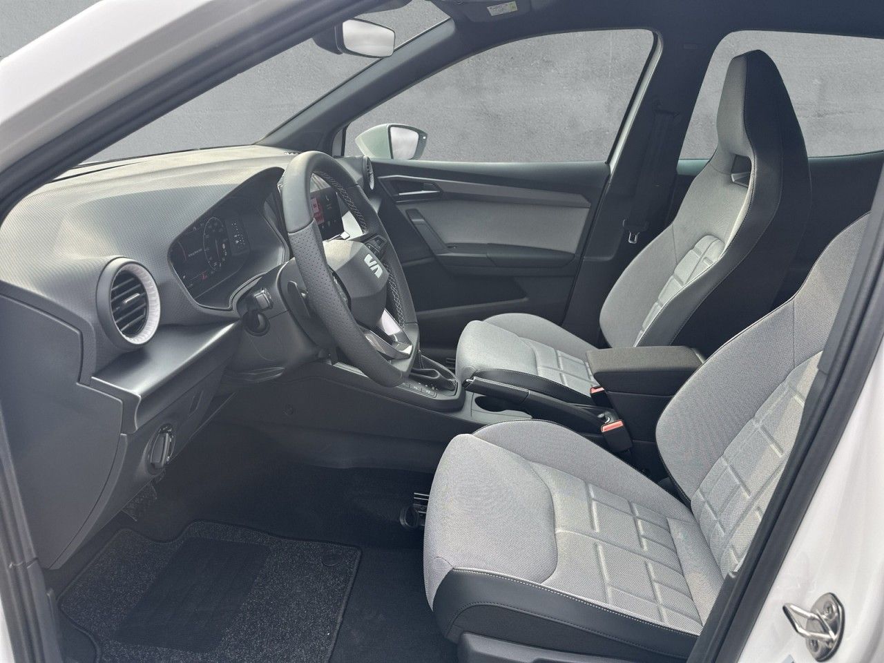 Fahrzeugabbildung SEAT Arona 1.5 TSI 110 kW FR - mit KI generiert/bearbeitet