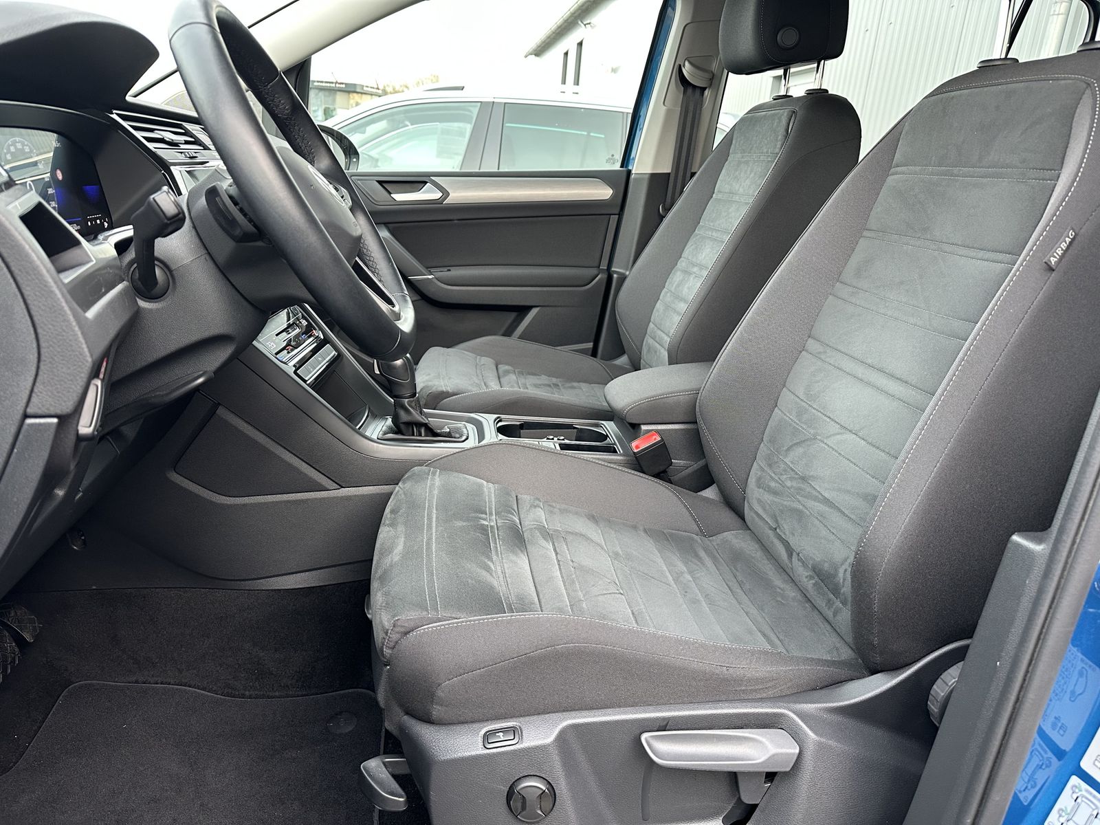 Fahrzeugabbildung Volkswagen Touran 2.0 TDI DSG CL NAV+IQ-DRIVE+KAM+VCOCK+ACC
