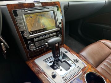 Volkswagen Phaeton - 8