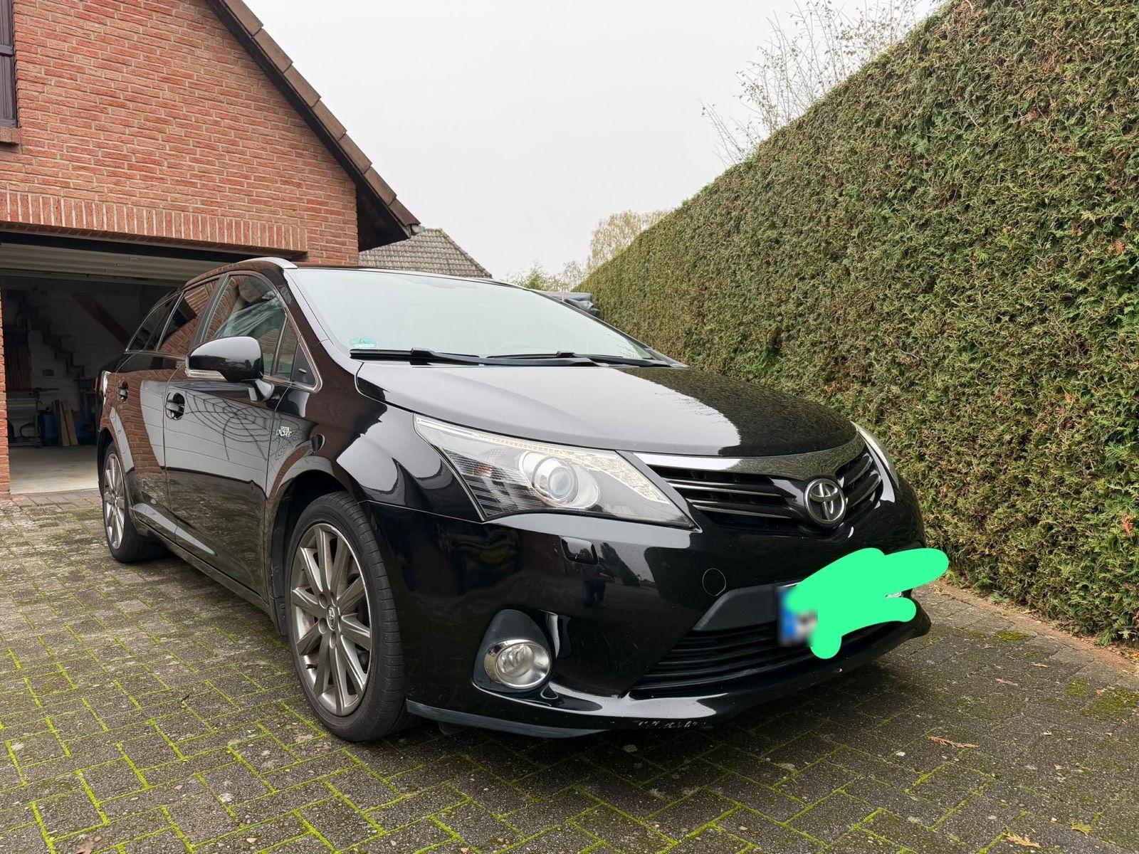 Toyota Avensis 2013 — interior