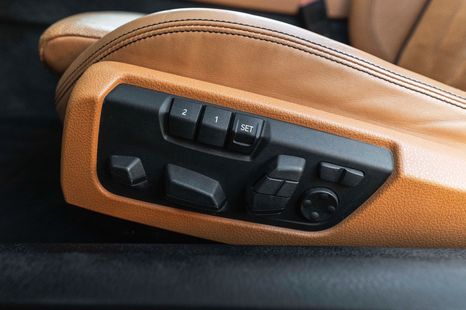 Fahrzeugabbildung BMW 650i xDrive Cabrio H&K LED CARPLAY NAV KAM ACC