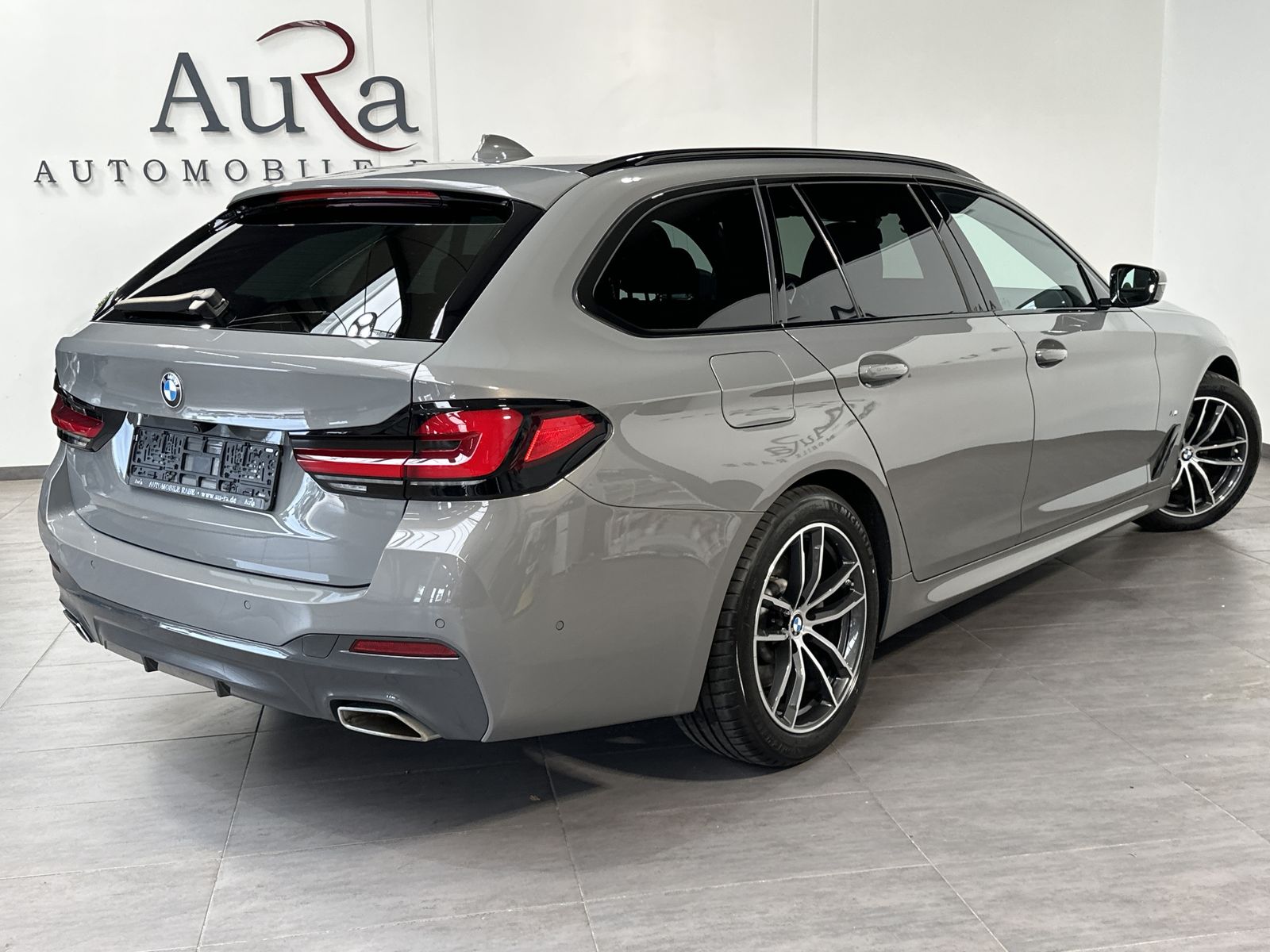 Fahrzeugabbildung BMW 520d Touring xDrive M-Sport NAV+LED+PANO+KAMERA