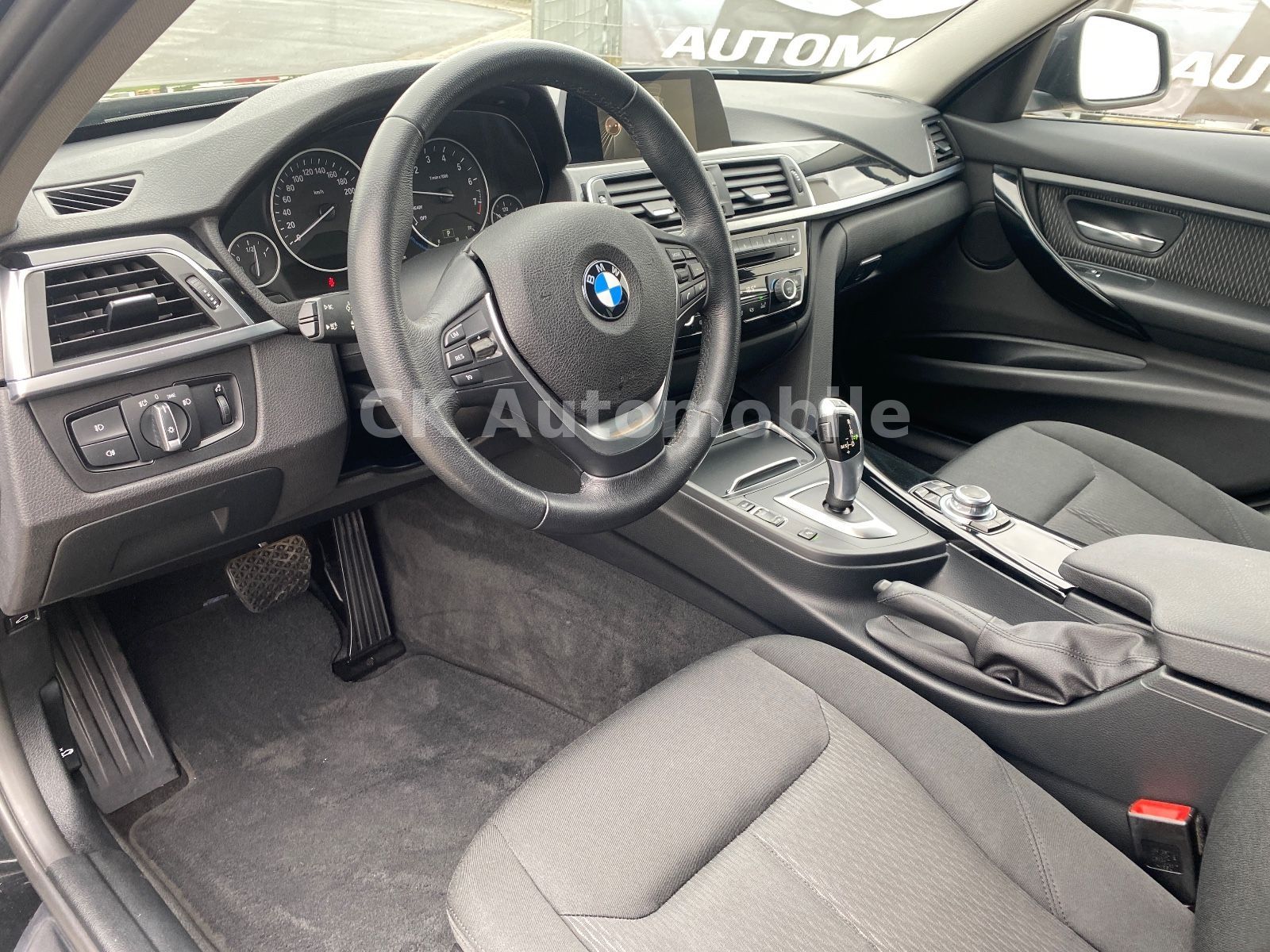 Fahrzeugabbildung BMW 320 I Touring Advantage Automatik/Navi/LED/PDC