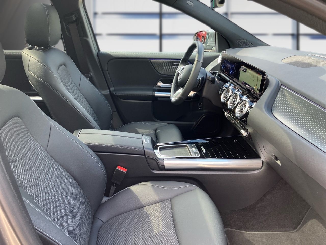 Fahrzeugabbildung Mercedes-Benz EQA 300 4M BONUS+AHK+PANO+STHZ+LHZ+CARPL+TOTWIN+