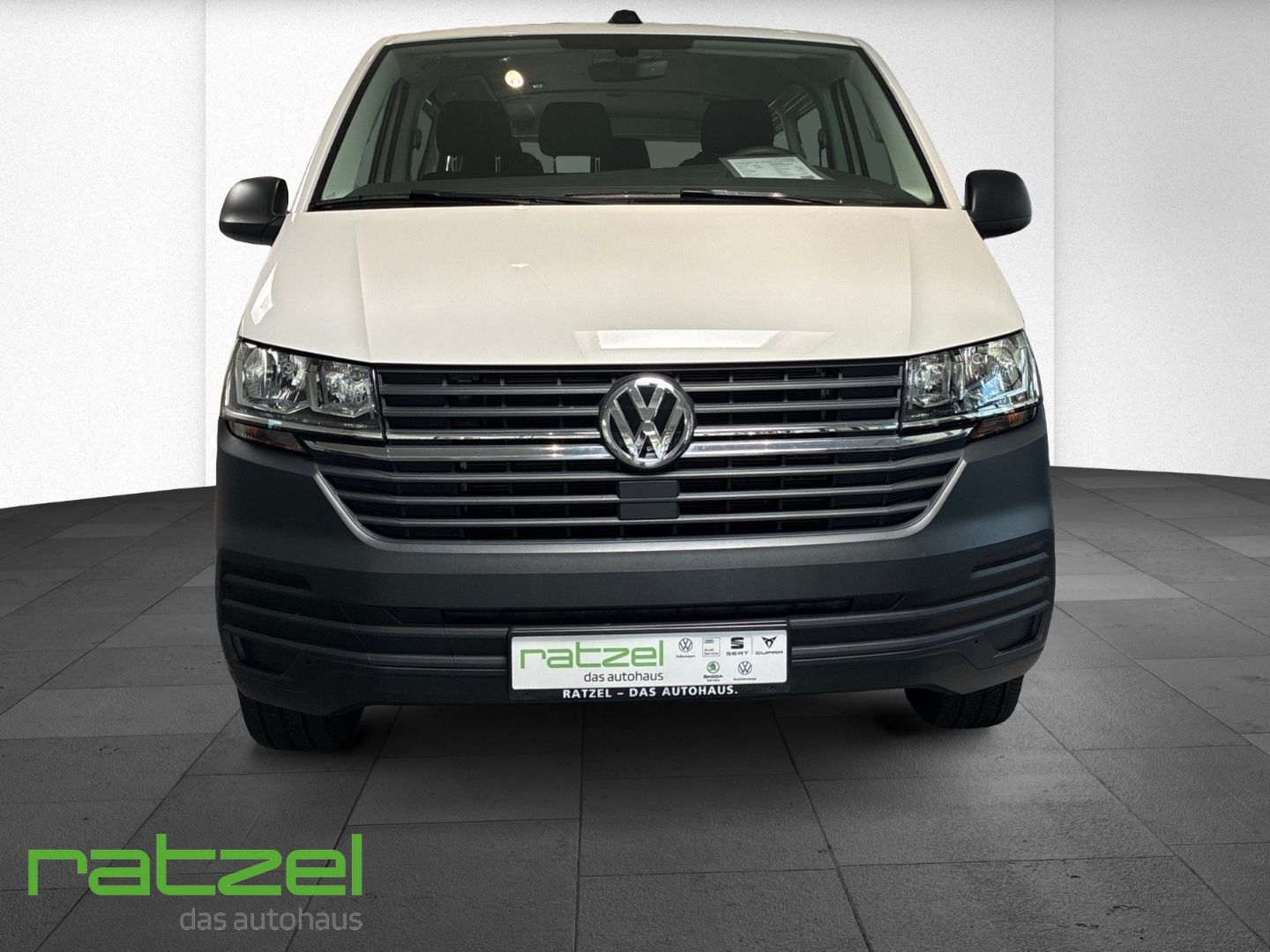 Fahrzeugabbildung Volkswagen T6.1 Kombi 2.0 TDI 9-Sitzer PDC AHK Klima Lichts