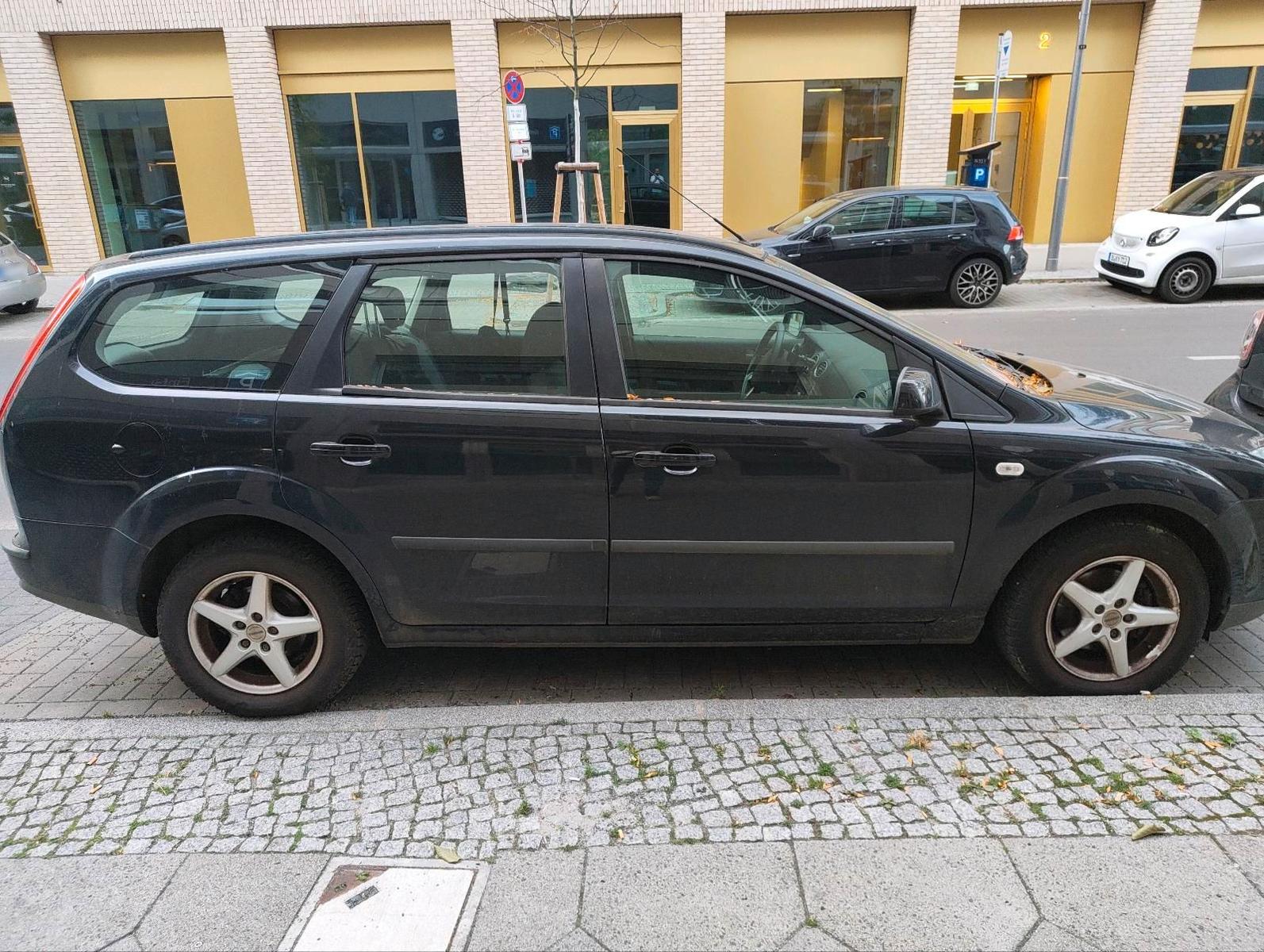 Ford Focus 2006 — rear view