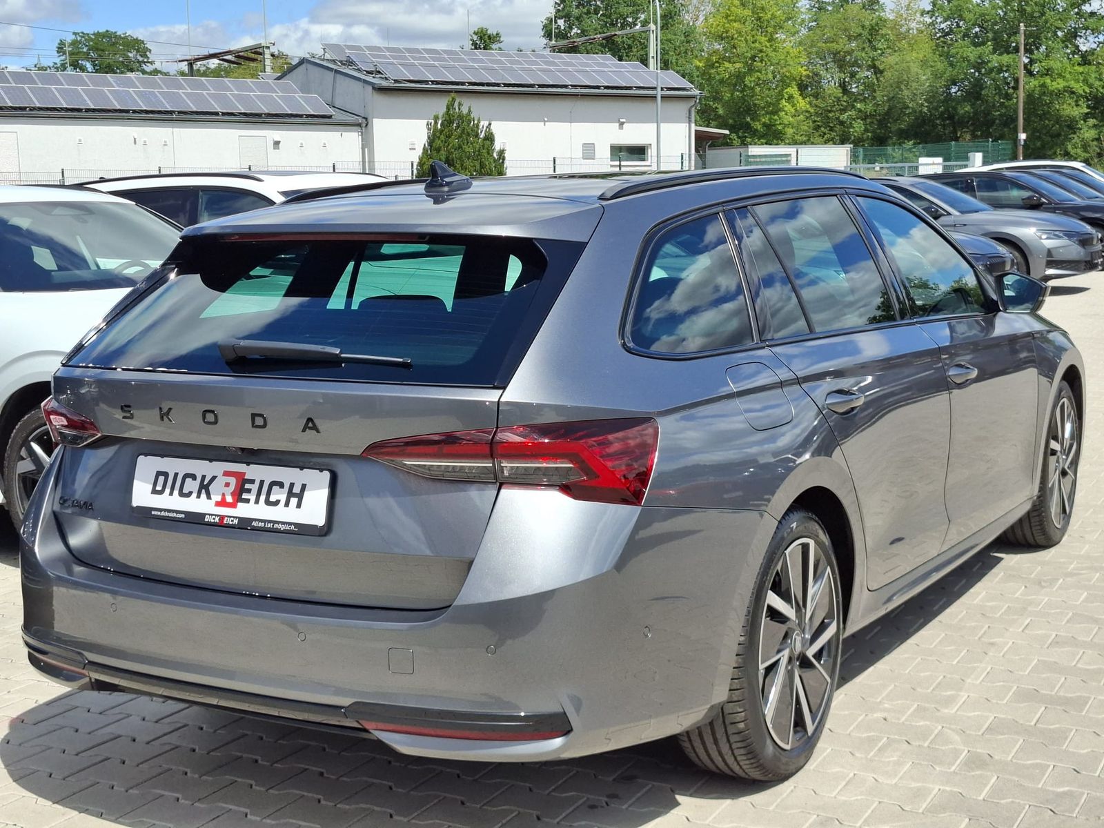 Fahrzeugabbildung SKODA Octavia 1.5 DSG Sportline PANO*MATRIX*AHK*5J.GAR