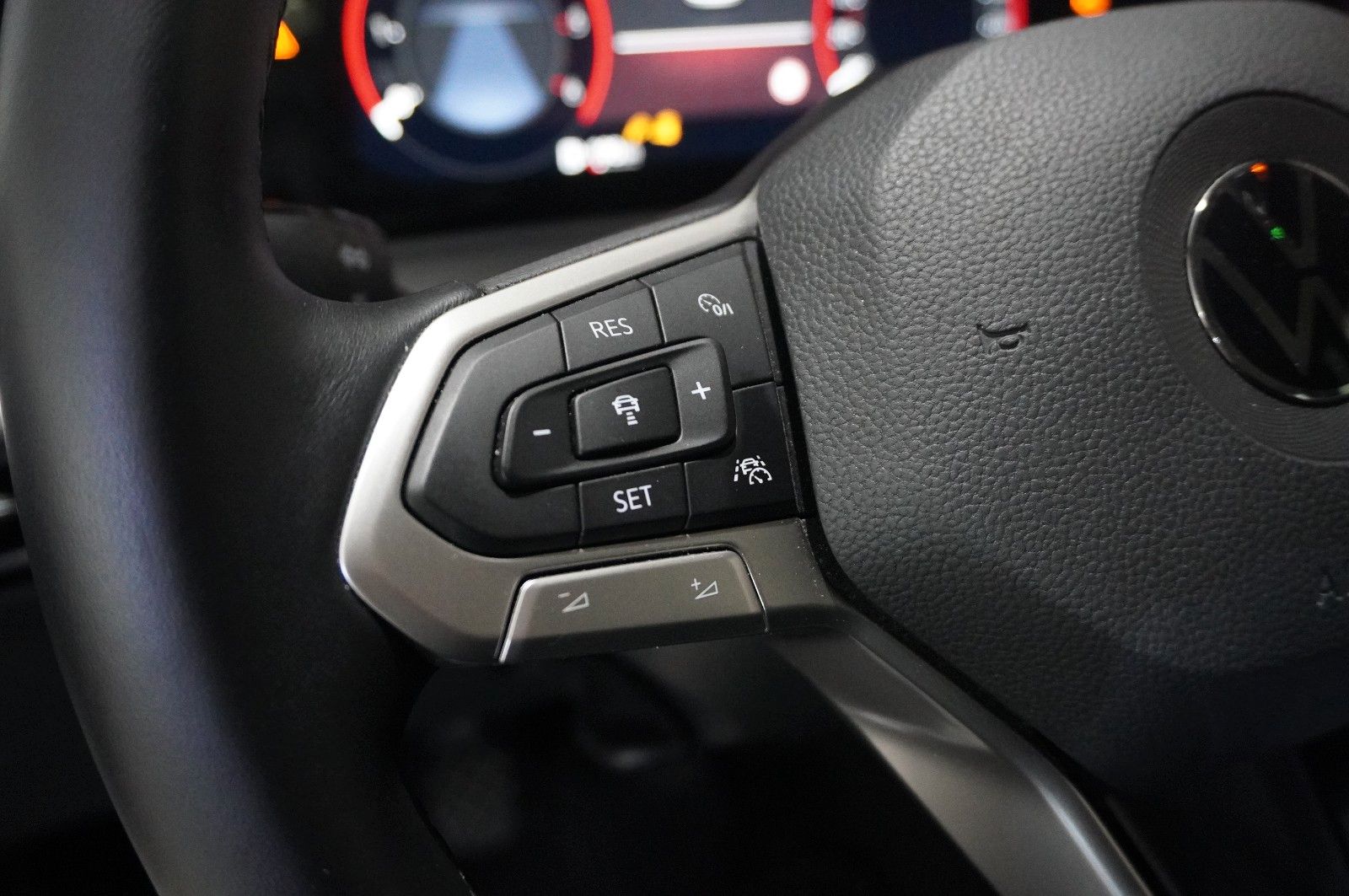 Fahrzeugabbildung Volkswagen Golf VIII Lim. 2.0 TDI LIFE NAVI/LED/VIRT./DAB+