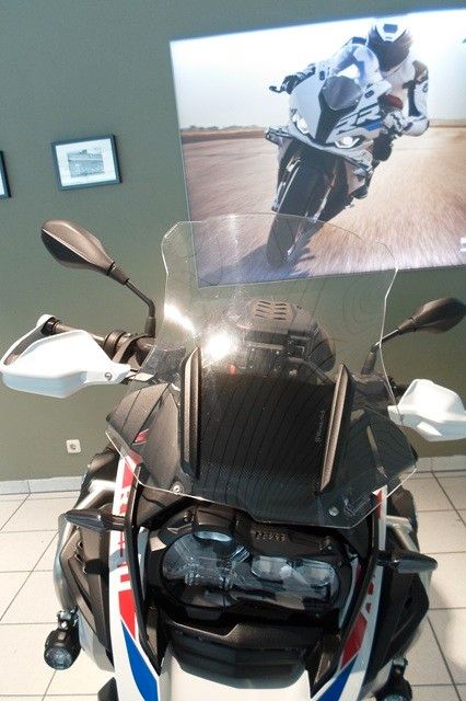 Fahrzeugabbildung BMW R1250GS ADV Style Rallye mit Tankrucksack