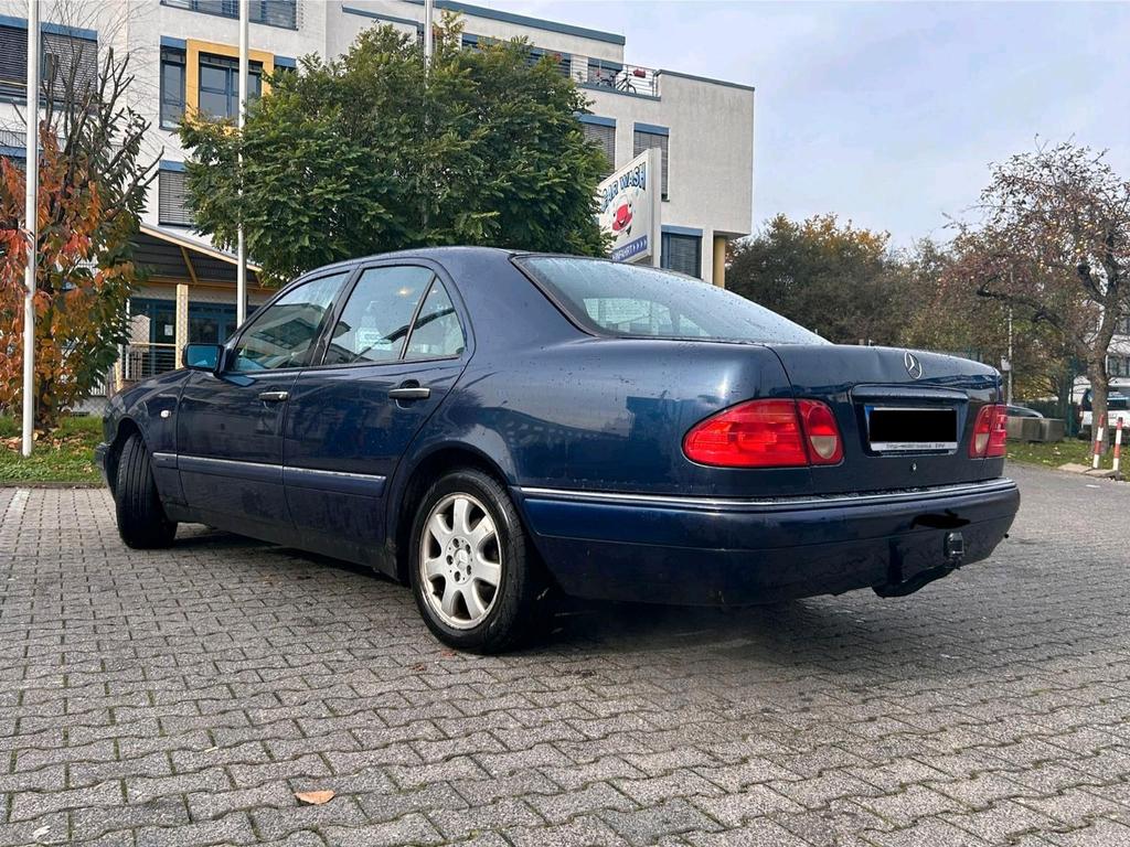 Mercedes-Benz E 240