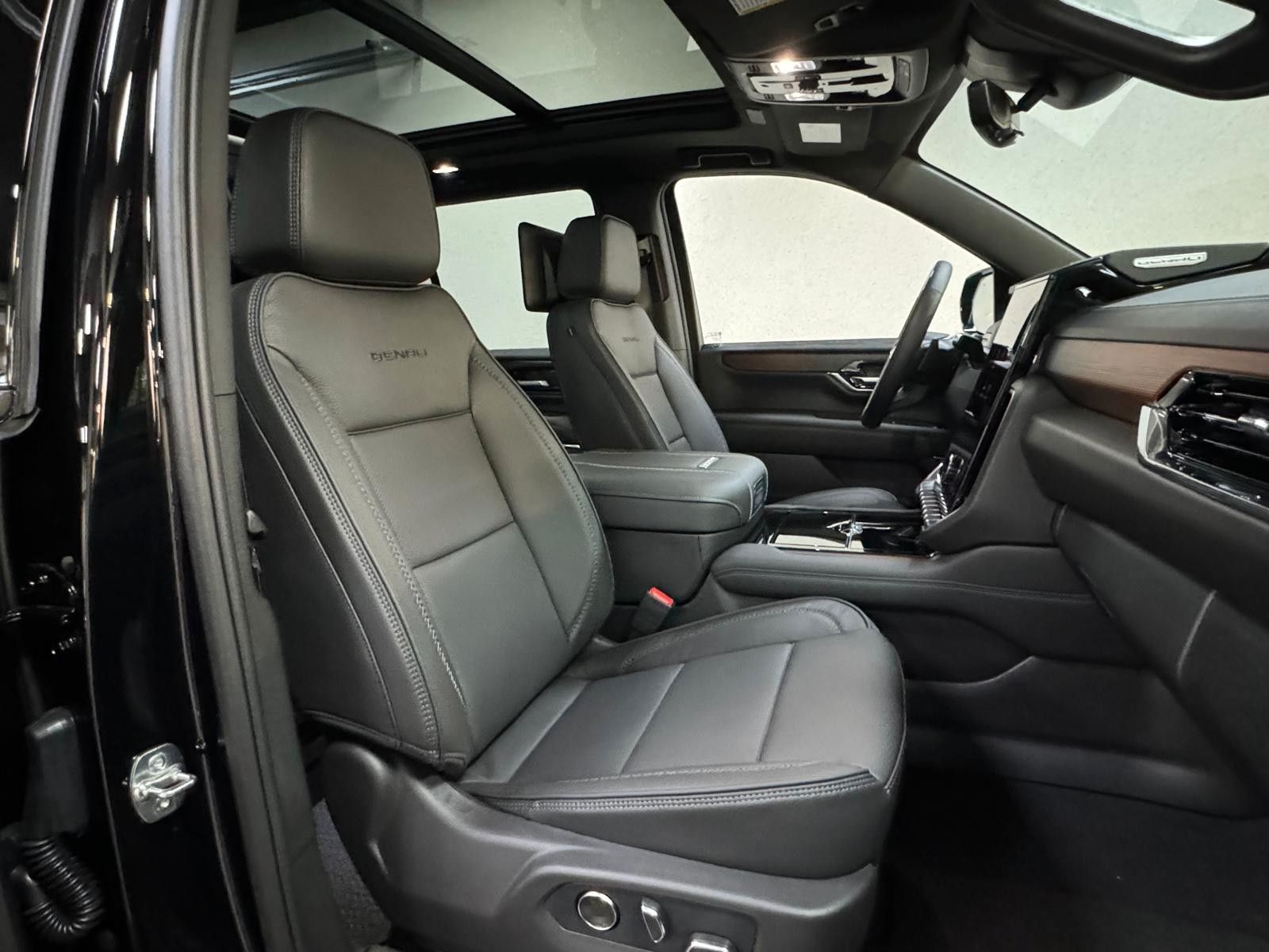 Fahrzeugabbildung GMC YUKON DENALI 2026-24" RÄDER, ENTERTAINMENT