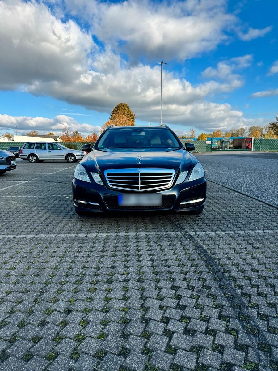 Mercedes-Benz E220 2012 — rear view