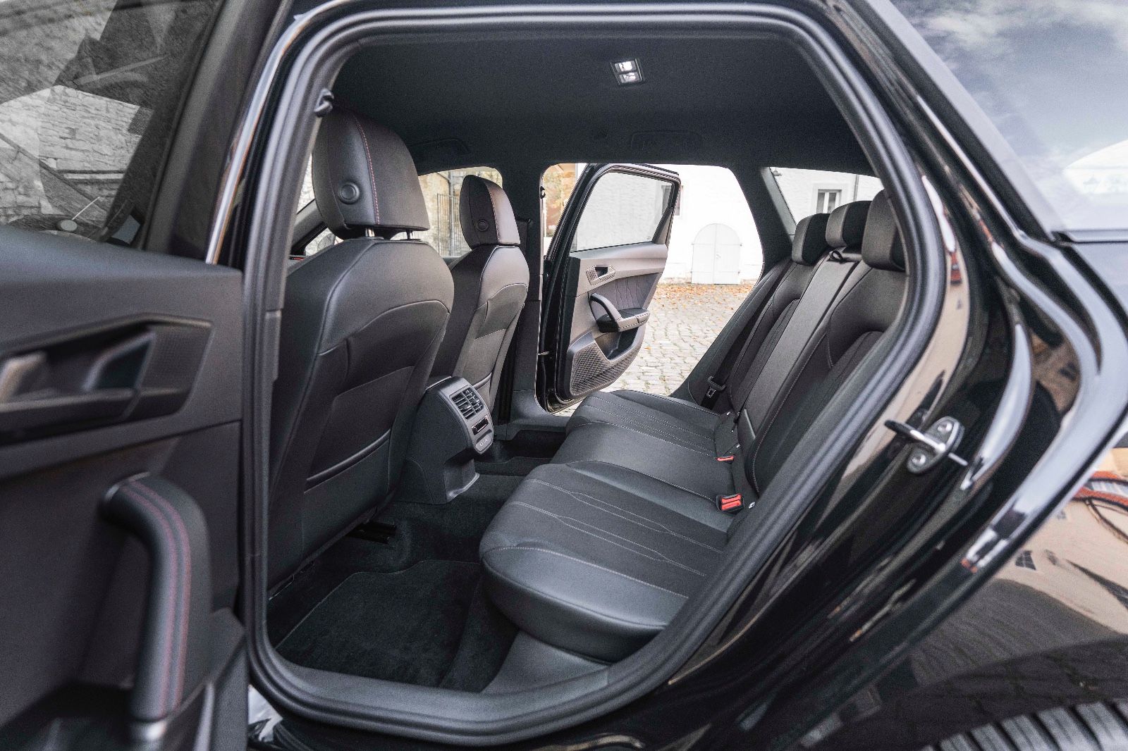 Fahrzeugabbildung CUPRA Leon Sportstourer 1.5 eTSI ACC LED TOTW CARPLAY