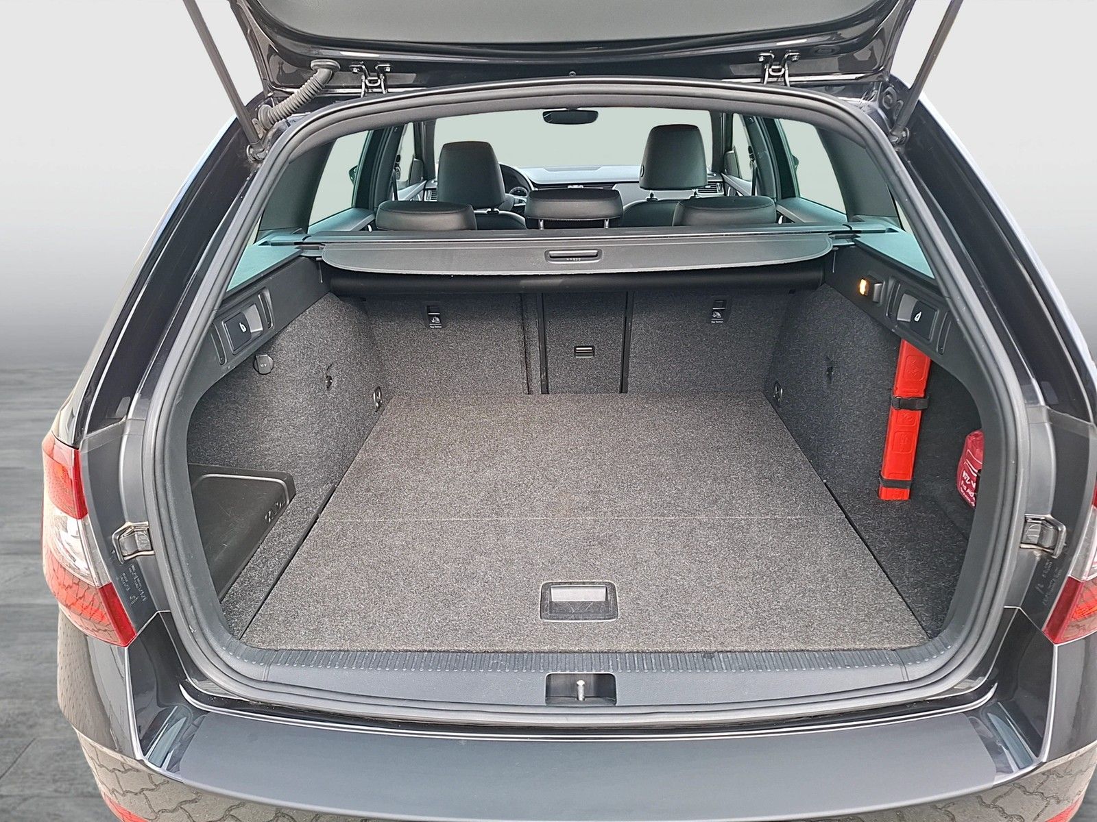 Fahrzeugabbildung SKODA Octavia Combi TSI L&K DSG LED Navi ACC PDC SHZ 1