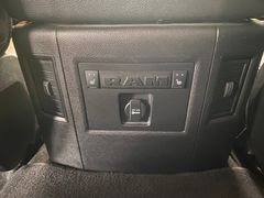 Fahrzeugabbildung Dodge RAM 1500 CrewCab Laramie 4x4 Luft AHK Pano dt.Fz