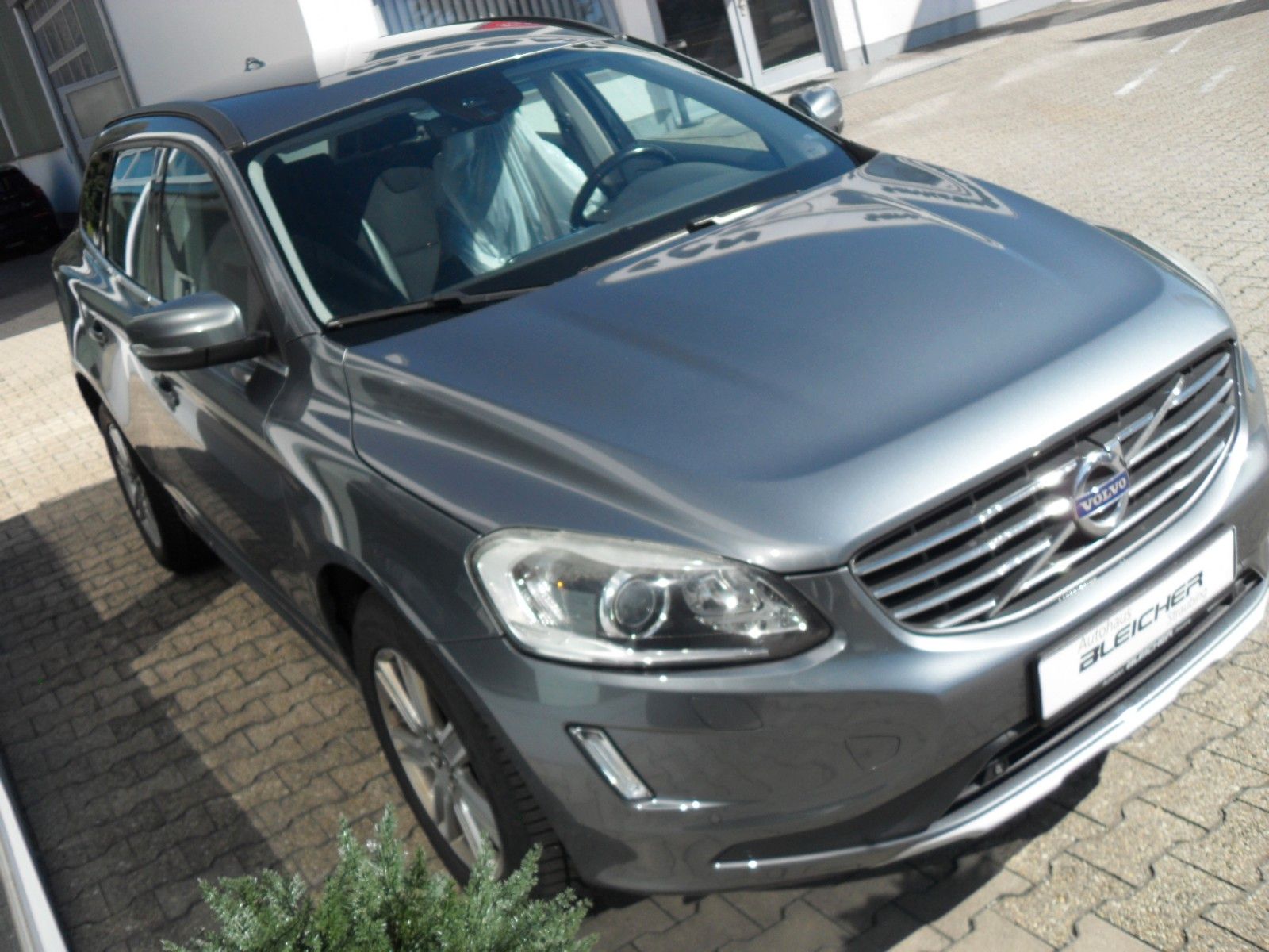 Fahrzeugabbildung Volvo XC 60 2.0 Automatik - Momentum 2WD