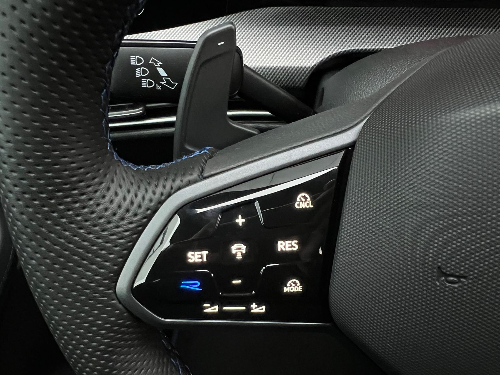 Fahrzeugabbildung Volkswagen Golf VIII R 2.0 TSI DSG 4MOTION *IQ.Light, Black