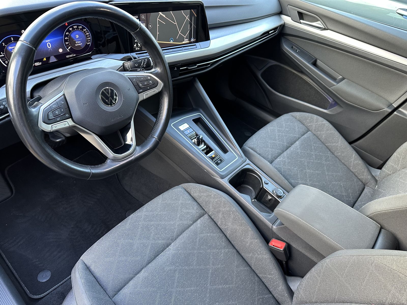 Fahrzeugabbildung Volkswagen Golf Variant 2.0 TDI DSG Life NAV+LED+KAMERA+ACC