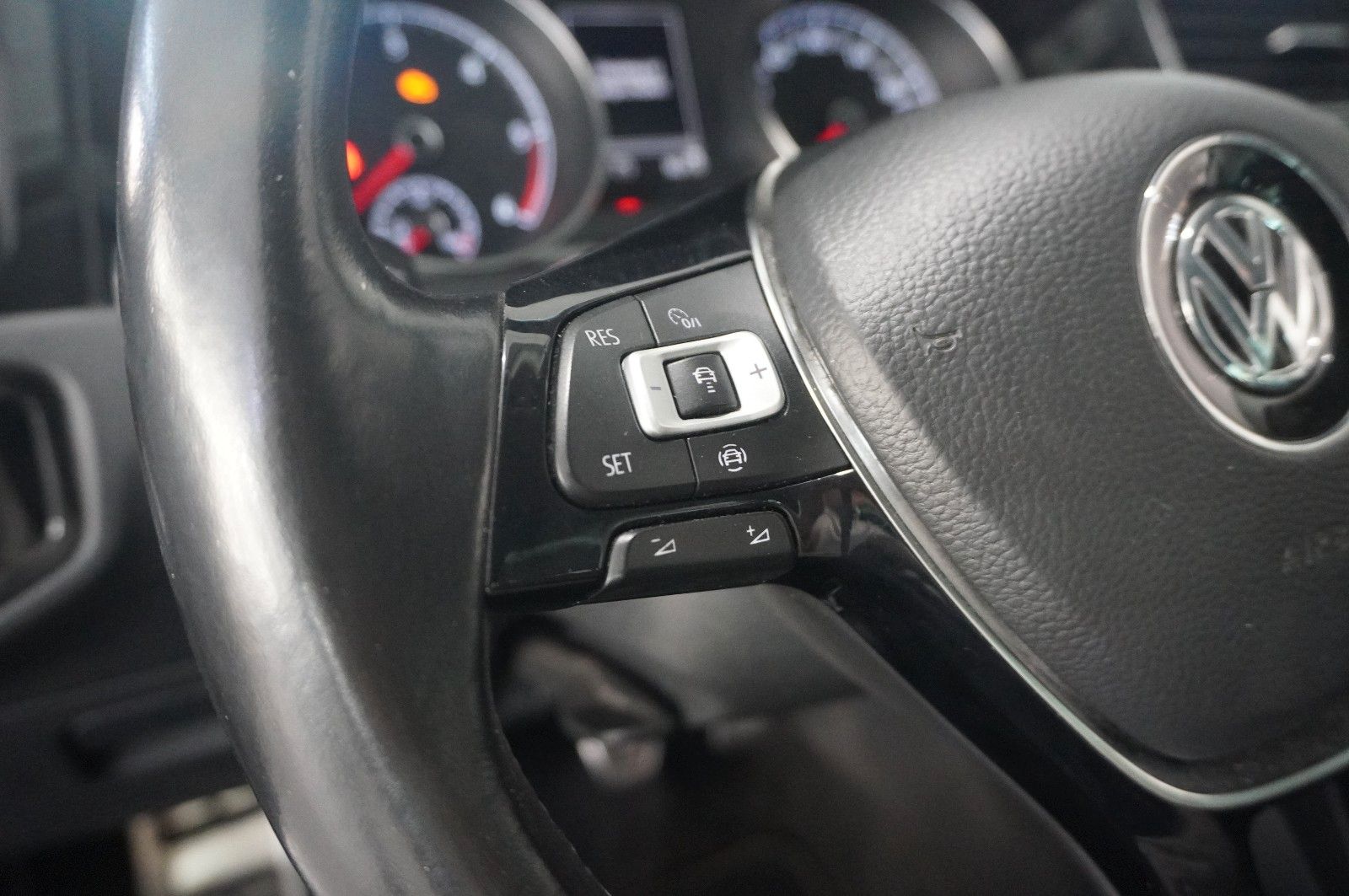 Fahrzeugabbildung Volkswagen Golf VII VAR. 1.6 TDI IQ-DRIVE NAVI/LED/ACC/AHK
