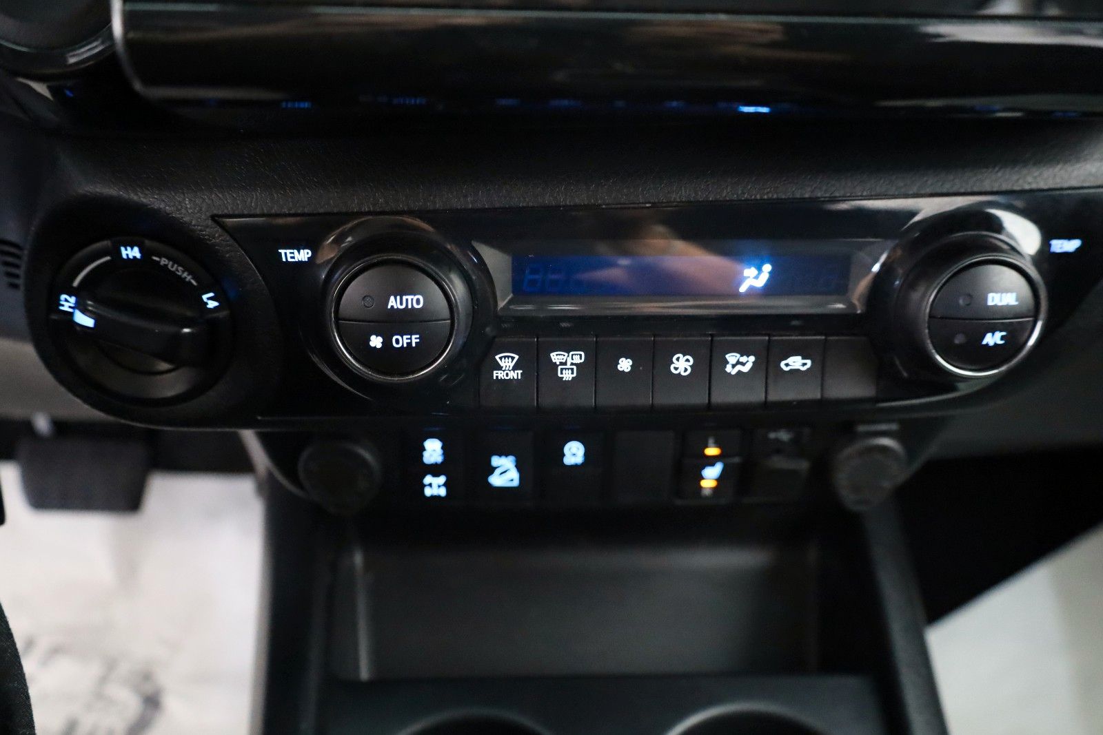 Fahrzeugabbildung Toyota Hilux 2.8 D-4D Comfort,Kamera,Rollbügel,AHK