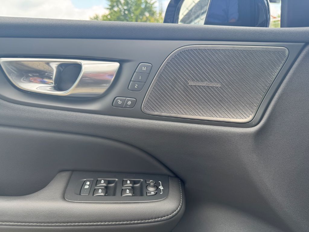 Fahrzeugabbildung Volvo V60 T6 Plug-in Hybrid AWD Plus Dark+LagomPak+