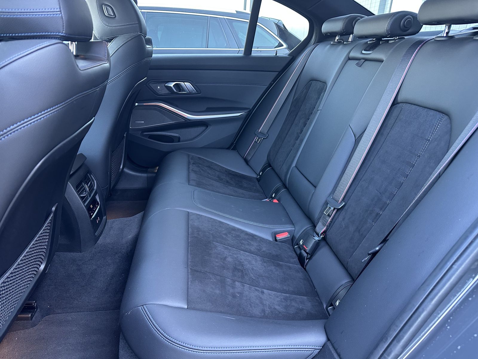 Fahrzeugabbildung BMW 330e M-Sport NAV+LASER+HEAD-UP+19ZOLL+KAMERA+H&K