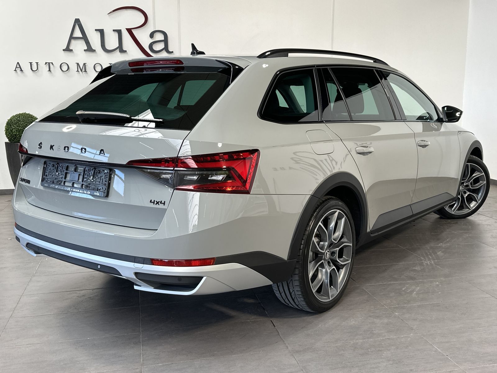 Fahrzeugabbildung SKODA Superb Combi 2.0 TDI 4x4 DSG Scout NAV+LED+AHK