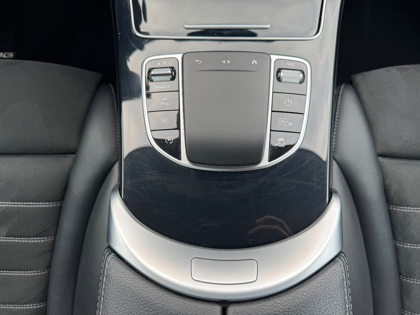 Fahrzeugabbildung Mercedes-Benz GLC 200 4M AMG+Pano+Distr+StandH+AHK+360+HUD