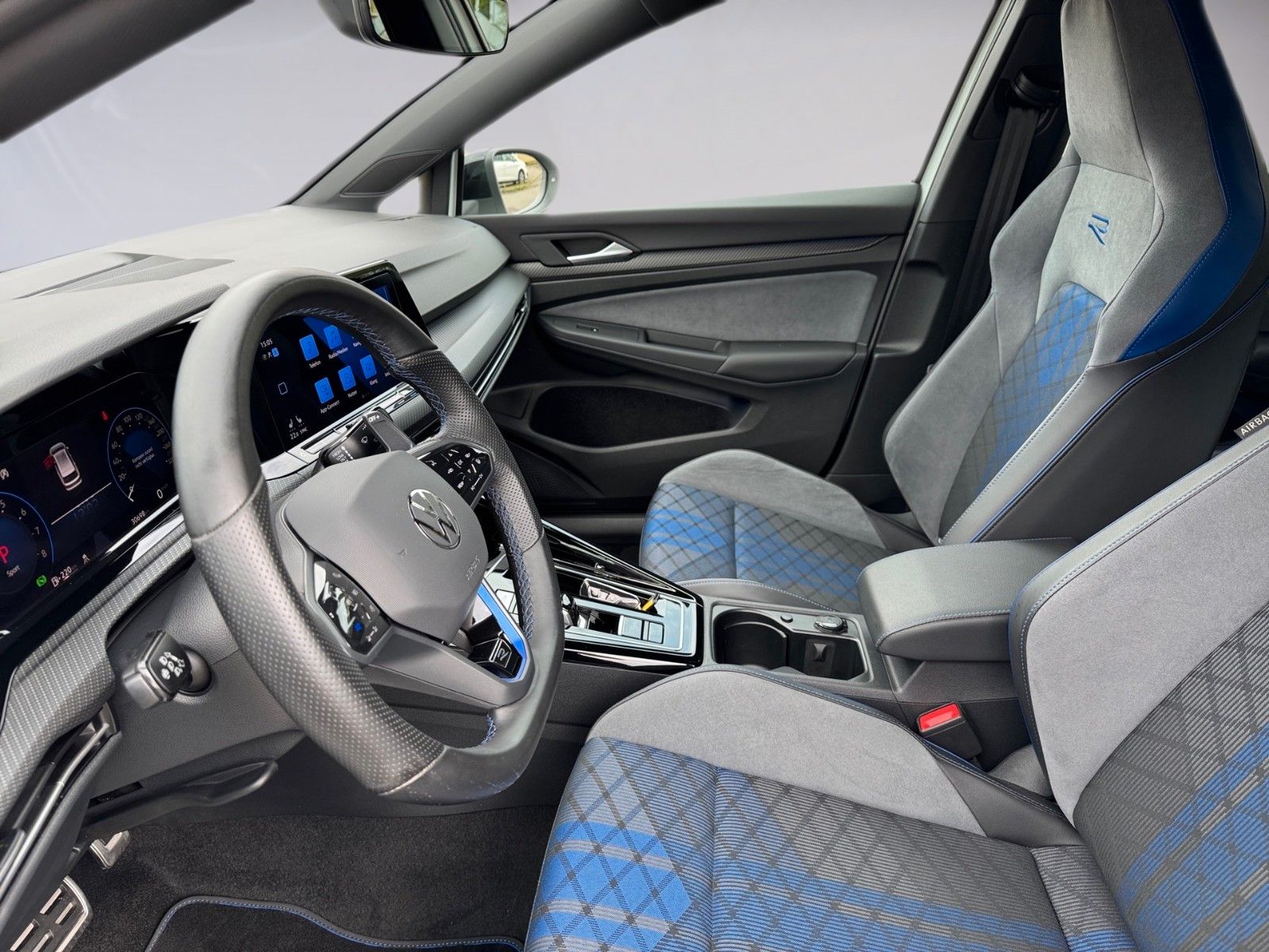 Fahrzeugabbildung Volkswagen Golf VIII Variant R 4Motion 2.0 TSI