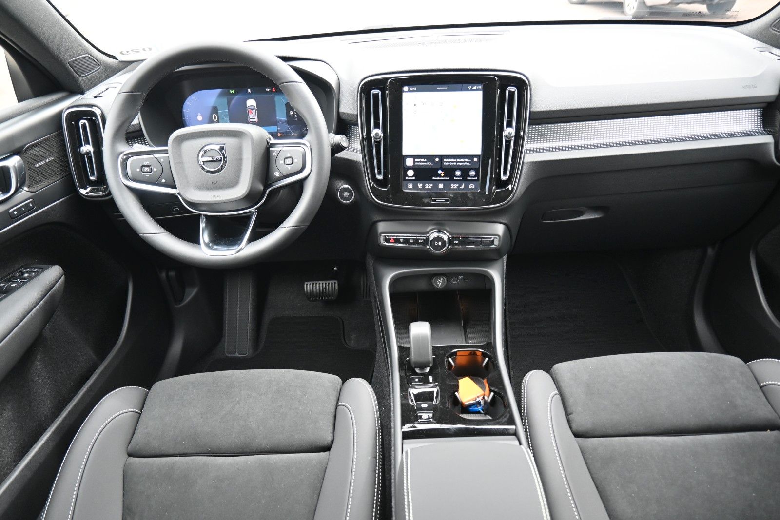 Fahrzeugabbildung Volvo XC40 B4 DKG Plus Black Edition*FSHZG*H&K*ACC*AHK