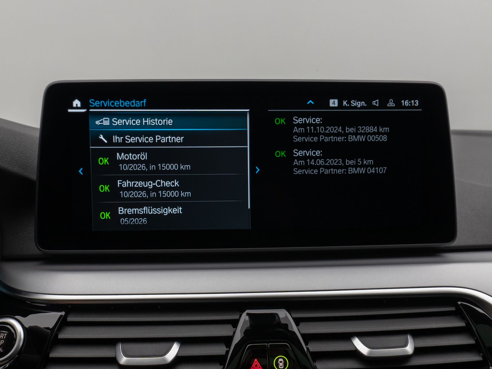 Fahrzeugabbildung BMW 530e Panorama DAB HiFi CockPitPro Alarm PDC LED
