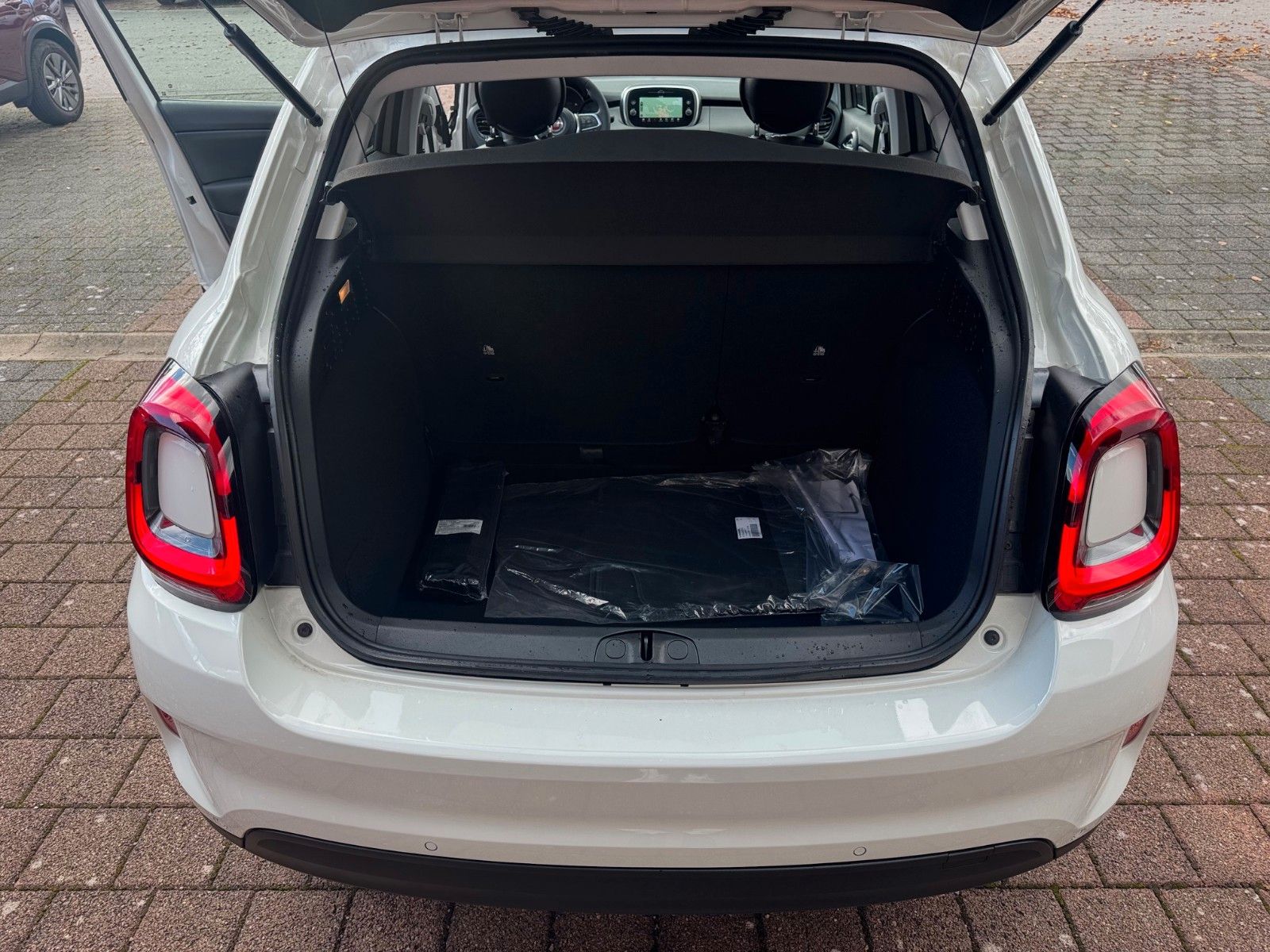 Fahrzeugabbildung Fiat 500X 130PS AUTOM. DOLCEVITA FALTDACH NAVI KAMERA